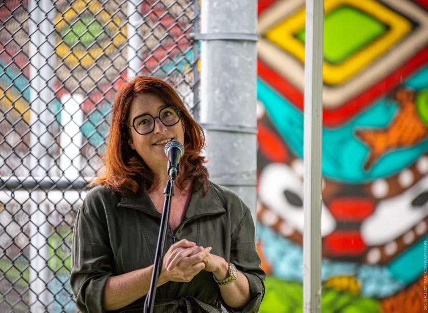 La murale Hawe Henewakame (Le grand fleuve), une création artistique emblématique,  célébration immersive et culturelle au bord du fleuve de Montréal.