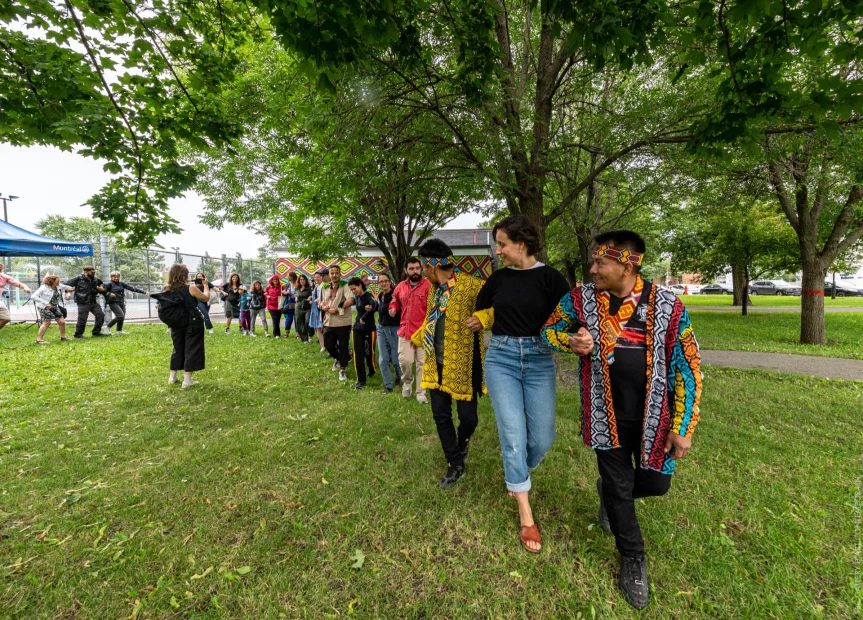 La murale Hawe Henewakame (Le grand fleuve), une création artistique emblématique,  célébration immersive et culturelle au bord du fleuve de Montréal.