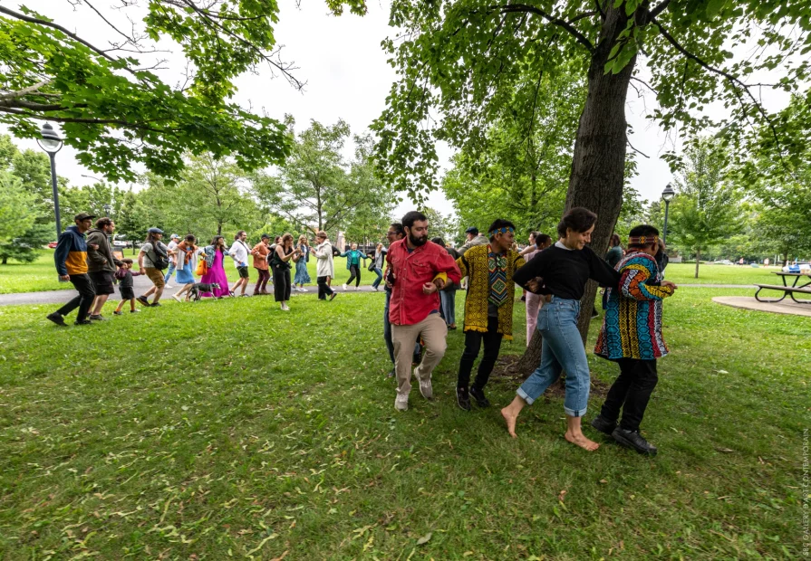 La murale Hawe Henewakame (Le grand fleuve), une création artistique emblématique,  célébration immersive et culturelle au bord du fleuve de Montréal.