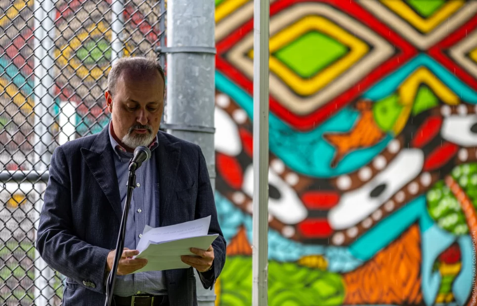 La murale Hawe Henewakame (Le grand fleuve), une création artistique emblématique,  célébration immersive et culturelle au bord du fleuve de Montréal.