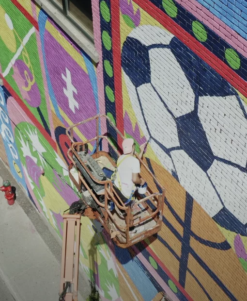 En 2022, la ville de Montréal, à travers son Programme d'Art Mural, a donné vie à un projet ambitieux au cœur du Village sur la rue Sainte-Catherine Est, axé sur la thématique de l'inclusivité.